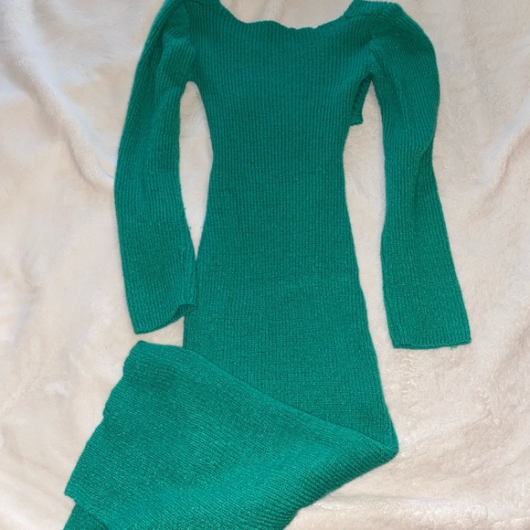 Green sweater dress with cross cross open front - Picture 2 of 3